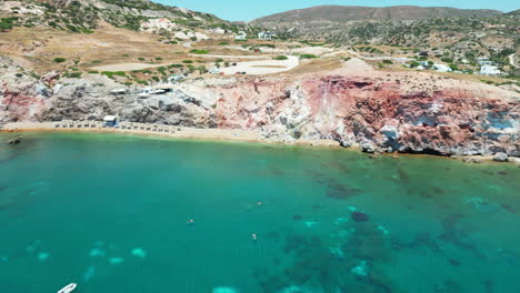 vista aérea isla rocosa en grecia mar mediterráneo