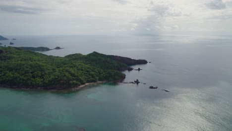 Eine-4K-Drohnenaufnahme-Von-Punta-Sabana-Point-Und-Der-Halbinsel-Mirador-Conchal-Neben-Puerto-Viejo-Und-Playa-Conchal,-Oder-„Muschelstrand“,-Entlang-Der-Nordwestküste-Von-Costa-Rica