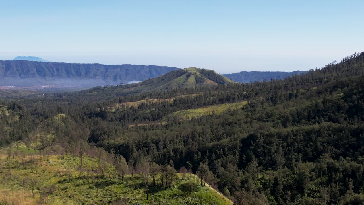 먼 곳 에 산 들 이 있는 자연 의 이적 인 풍경 의 공중 풍경
