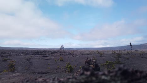 Gimbal-Wide-Dolly-Aufnahme-Vom-Rand-Der-Caldera-Von-Kilauea-Mit-Getrocknetem-Lavagestein-Im-Vordergrund-Auf-Der-Insel-Hawaii