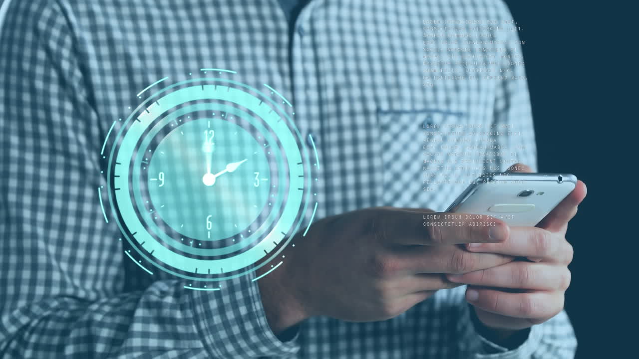 animación del reloj y el procesamiento de datos sobre la sección media del hombre caucásico usando un teléfono inteligente