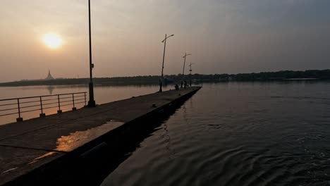 Barco-En-El-Horizonte-Del-Atardecer-En-Mar-Abierto-En-La-India---Goldy