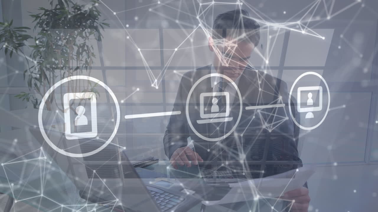 animación del procesamiento de datos sobre un hombre de negocios caucásico que usa una computadora portátil