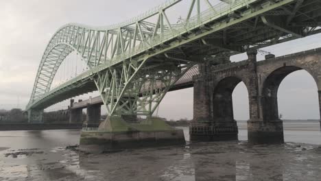 Luftaufnahme-Der-Runcorn-Silver-Jubilee-Bridge-Bei-Sonnenaufgang