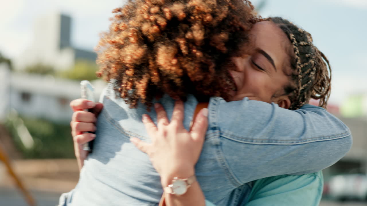 feliz, abrazo y amigos con una reunión en la ciudad