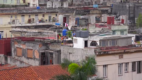 Zoomen-Sie-Von-Der-Frau-Beim-Wäschewaschen-Heraus,-Um-Die-Skyline-Von-Havanna-Zu-Sehen