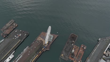 antena del muelle de seattle preparándose para descargar su próxima entrega de carga