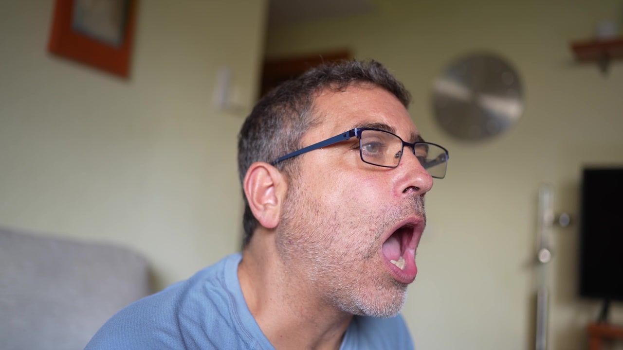 Expresiones faciales cautivadoras y atractivas en un ambiente interior cálido y acogedor.