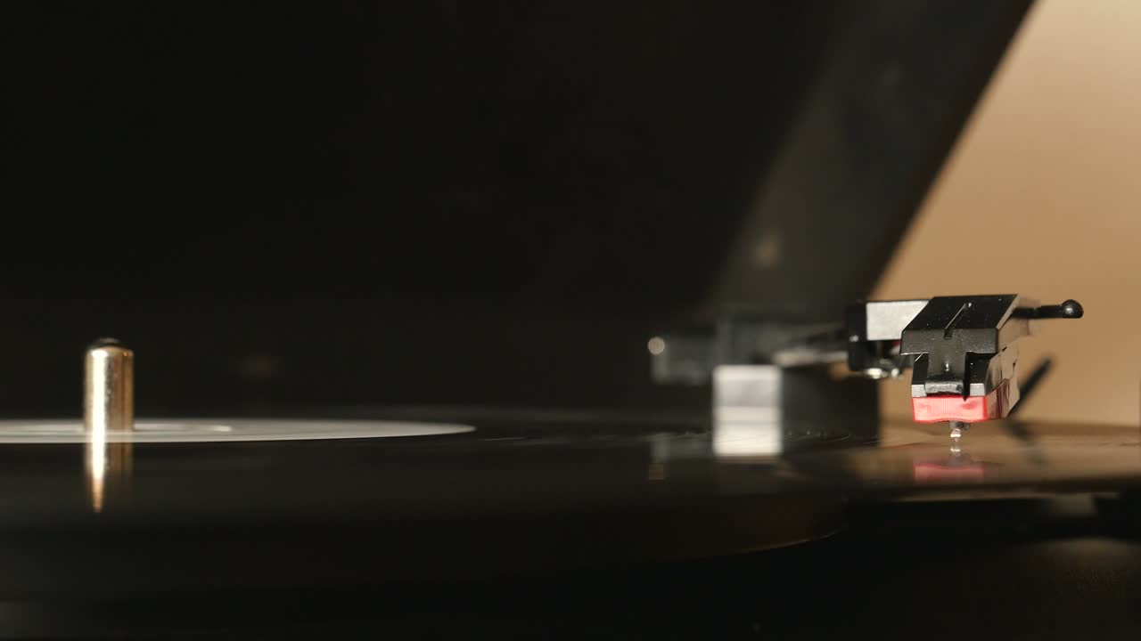 턴테이블 비닐 레코드 플레이어, 남자는 비닐 레코드를 넣고 그라모폰을 포함합니다