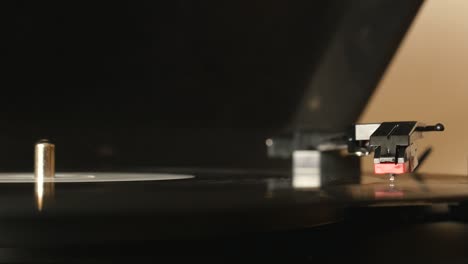 tocadiscos de vinilo, el hombre pone un disco de vinilo e incluye un gramófono
