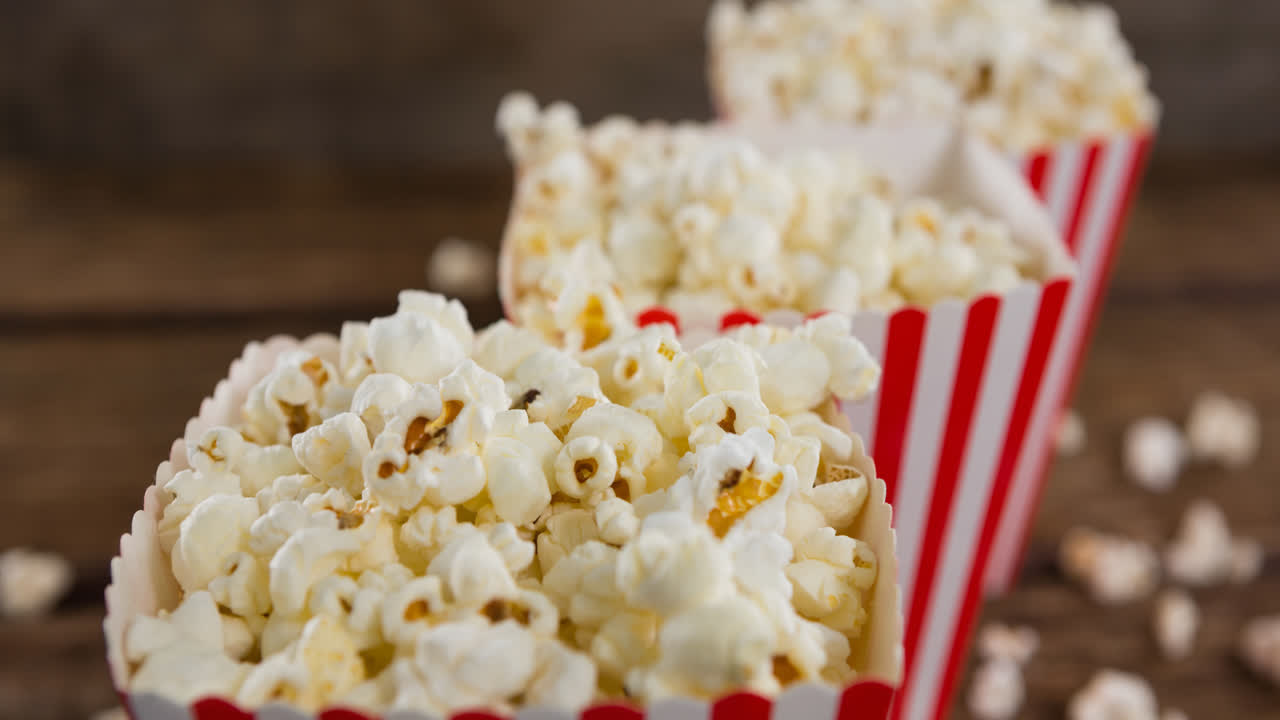 Animazione di scatole di popcorn su un tavolo di legno