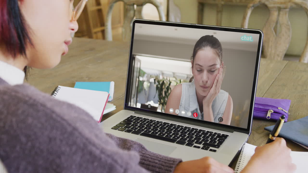 composición de una colegiala asiática en una computadora portátil aprendiendo en línea con una maestra caucásica