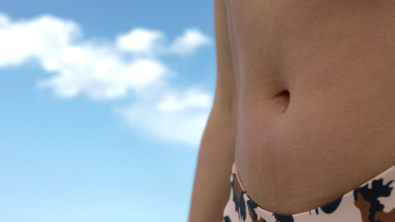 푸른 하늘에 맞고 날씬한 여자 배