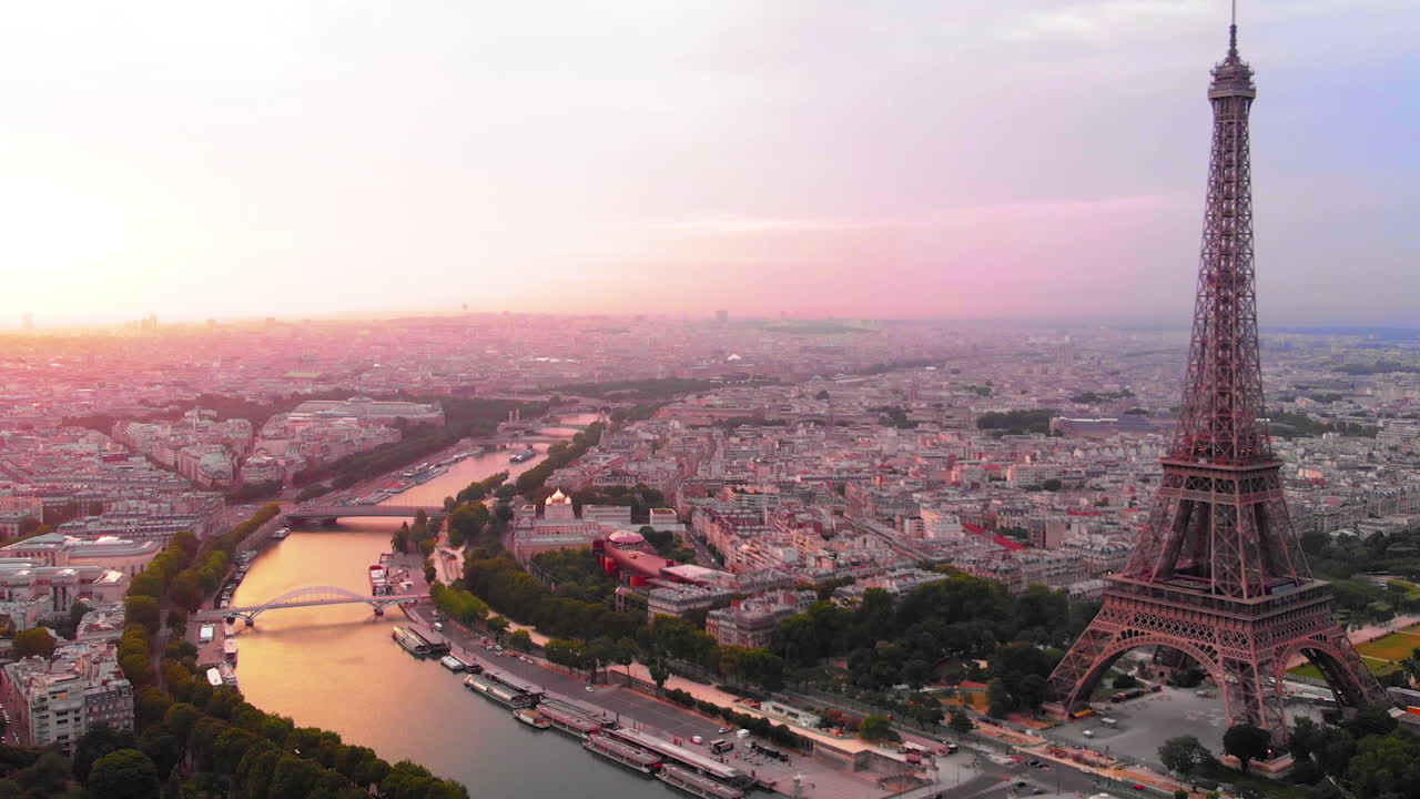 Vista aerea della Torre Eiffel e del fiume Senna all'alba, Parigi, Francia.