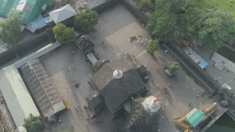 vista aérea del templo de trimbakeshwar shiva capturada por una cámara de drones.