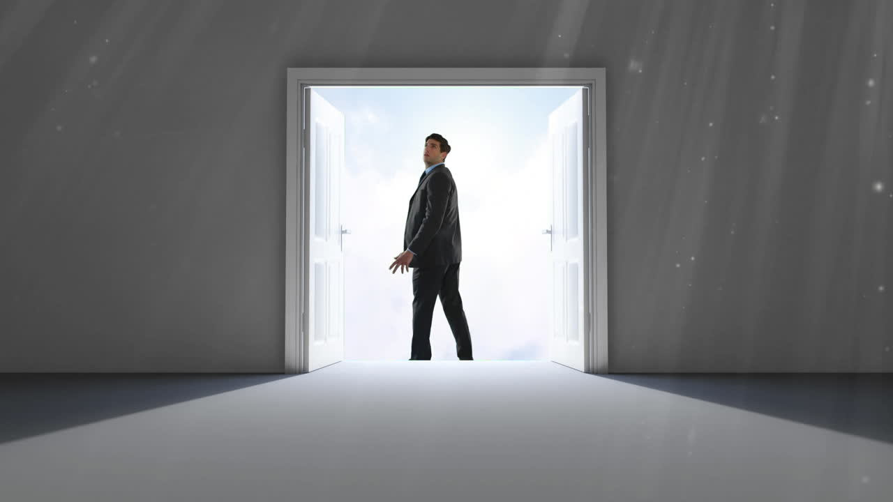 두 개의 문 뒤에 있는 남자