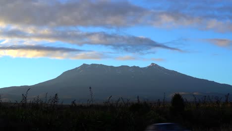 Nubes-Moviéndose-Más-Allá-Del-Monte-Ruapehu-Con-La-Luz-Del-Sol-De-La-Tarde,-Lapso-De-Tiempo