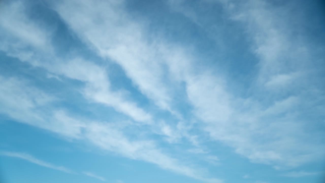 Clouds seamless timelapse uhd of white cirrus clouds that flow continuously in loop from right to left in the blue sky