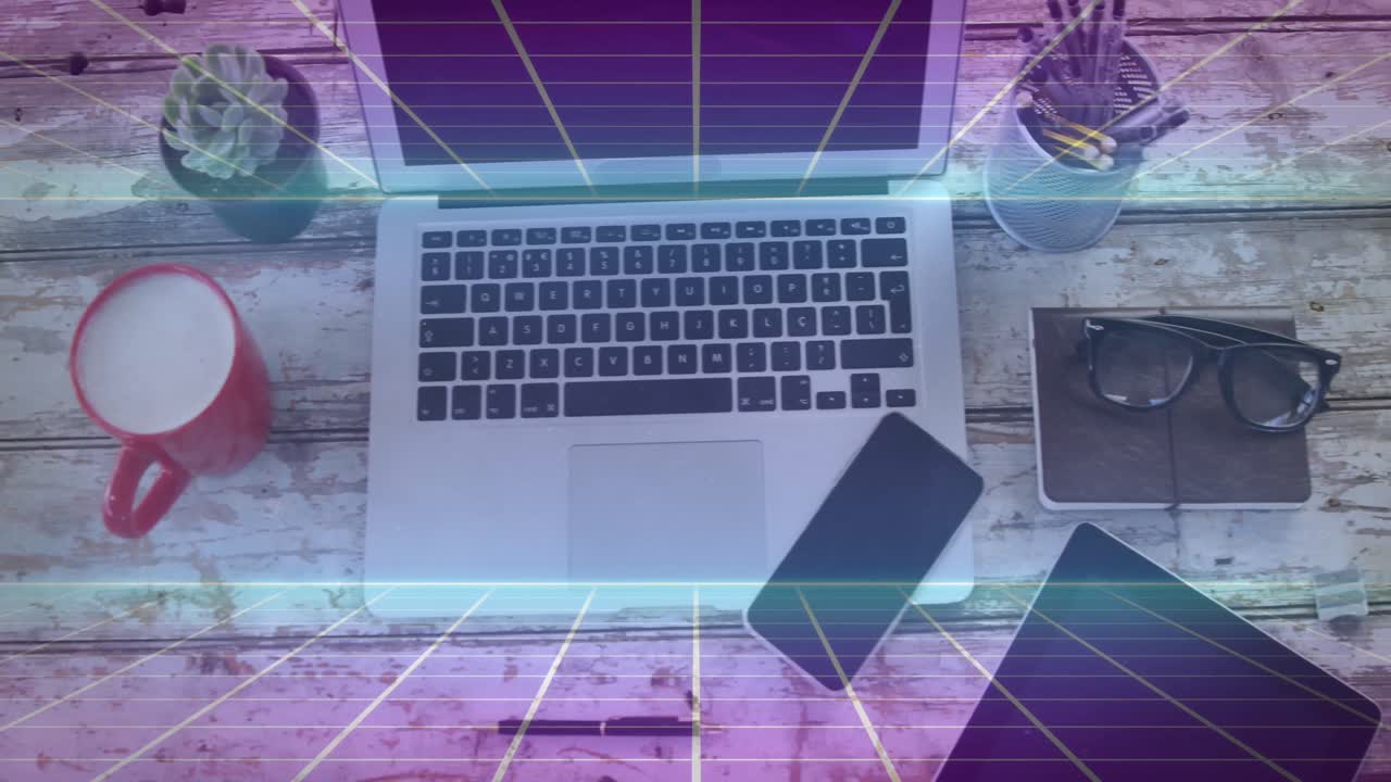 animación de cuadrados que se mueven sobre el escritorio con dispositivos tecnológicos en la oficina.