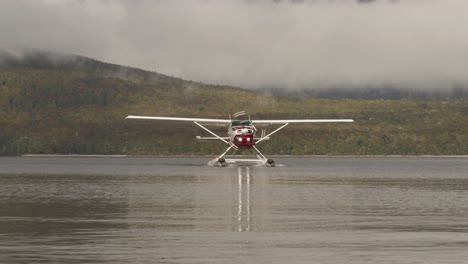 Hidroavión-Moviéndose-Hacia-La-Cámara-Con-Hélice-Giratoria-En-Un-Lago-Tranquilo