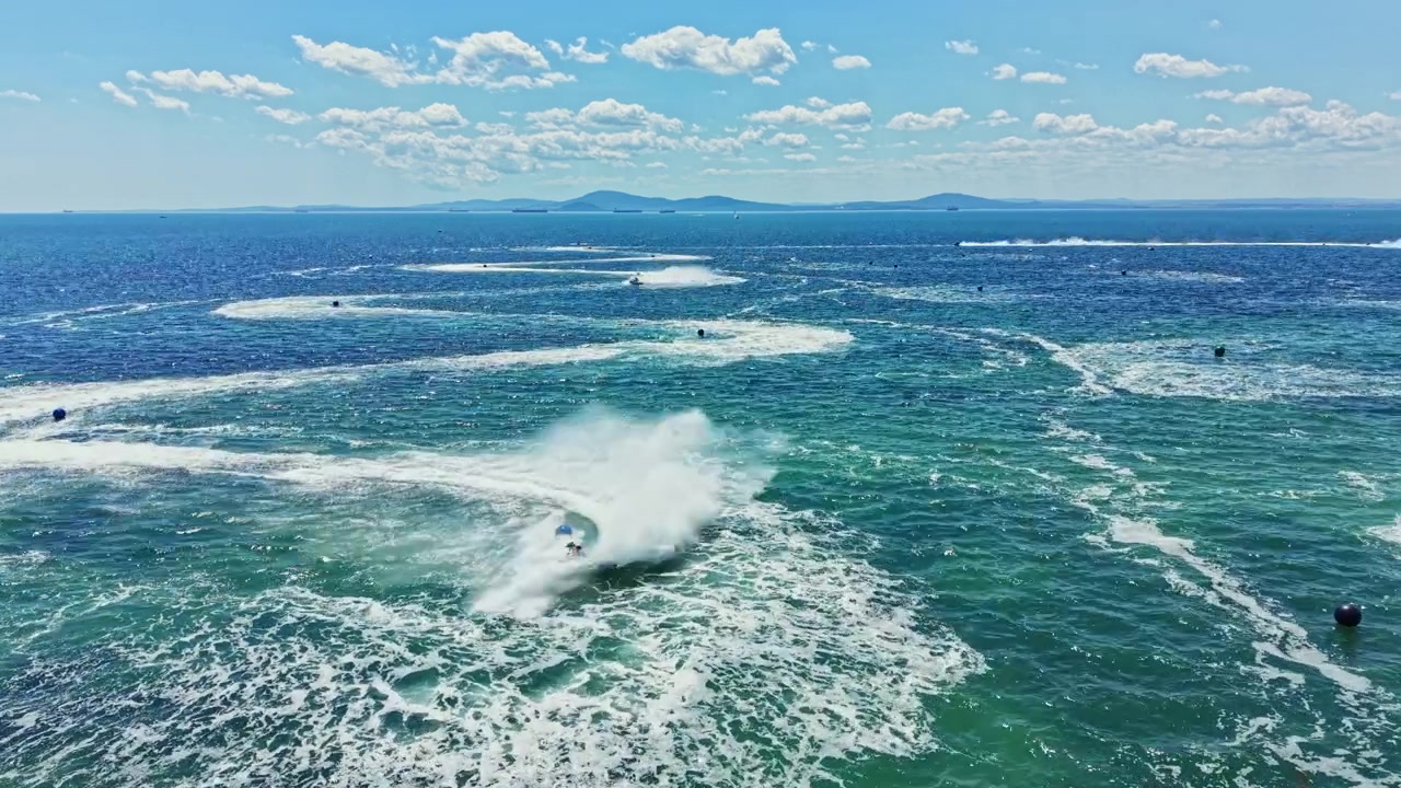 Gara di moto d'acqua che si svolge sull'acqua con più piloti che mostrano velocità e abilità durante una giornata limpida