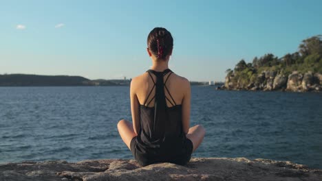 Primer-Plano-De-Piernas-Femeninas-Cruzadas-Por-El-Agua-Durante-La-Puesta-De-Sol