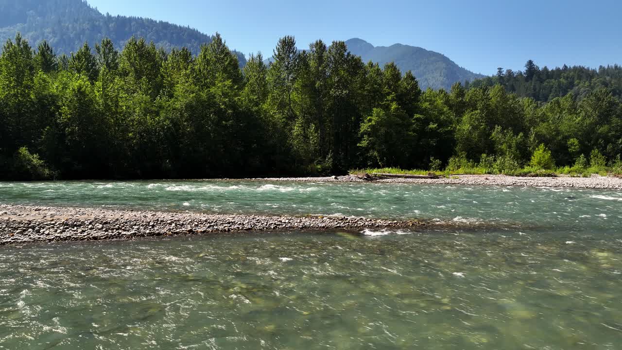 Acque impetuose del fiume Chilliwack nella Columbia Britannica, Canada - ripresa con drone