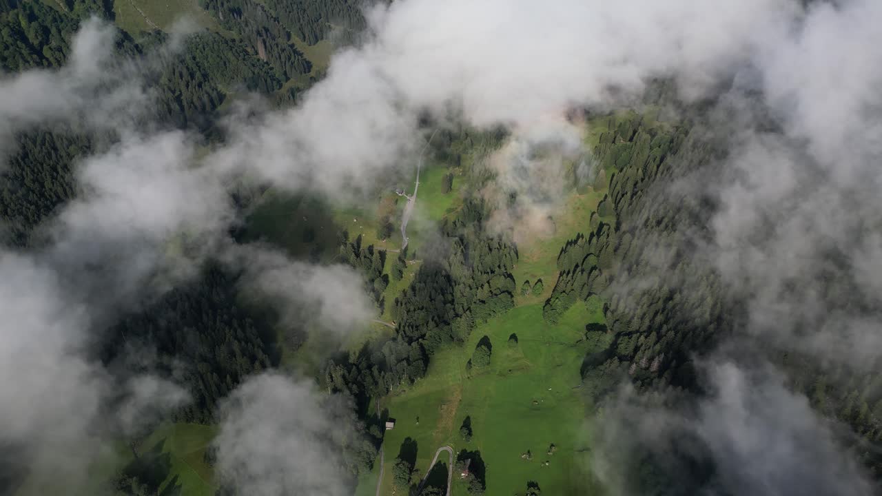 vista aérea de montañas místicas: capturando la belleza de los picos verdes y las nubes