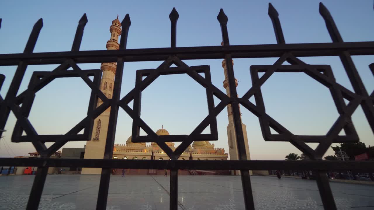 vista de la mezquita de el mina en hurghada en egipto a través de la valla. turistas que visitan la mezquita en las vacaciones de verano.