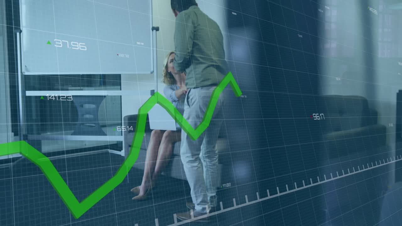 Animazione di elaborazione dati finanziari con linea verde su diverse persone d'affari