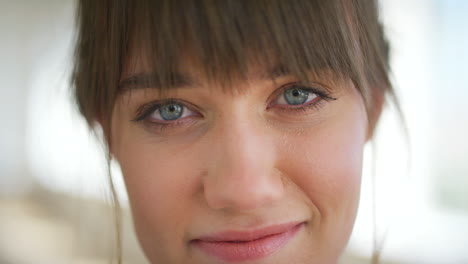 primer plano de los ojos de la mujer mirando hacia adelante