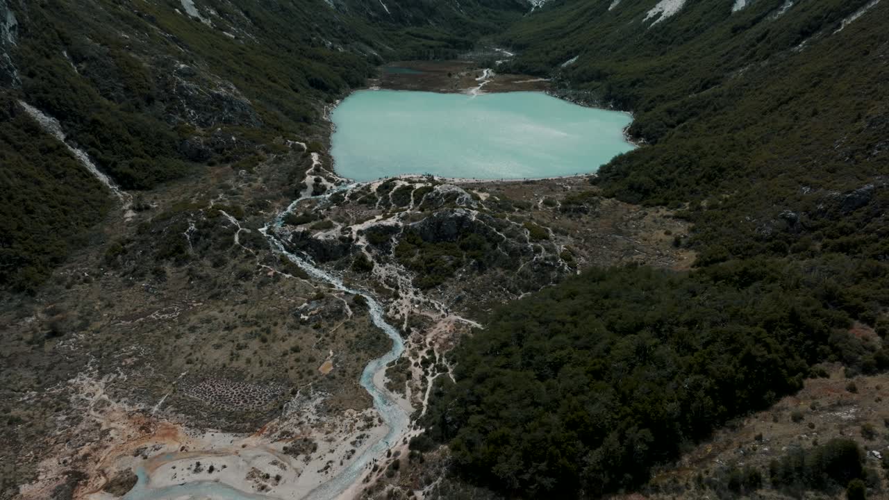 laguna esmeralda en ushuaia, tierra del fuego, patagonia, argentina - disparo aéreo de un dron