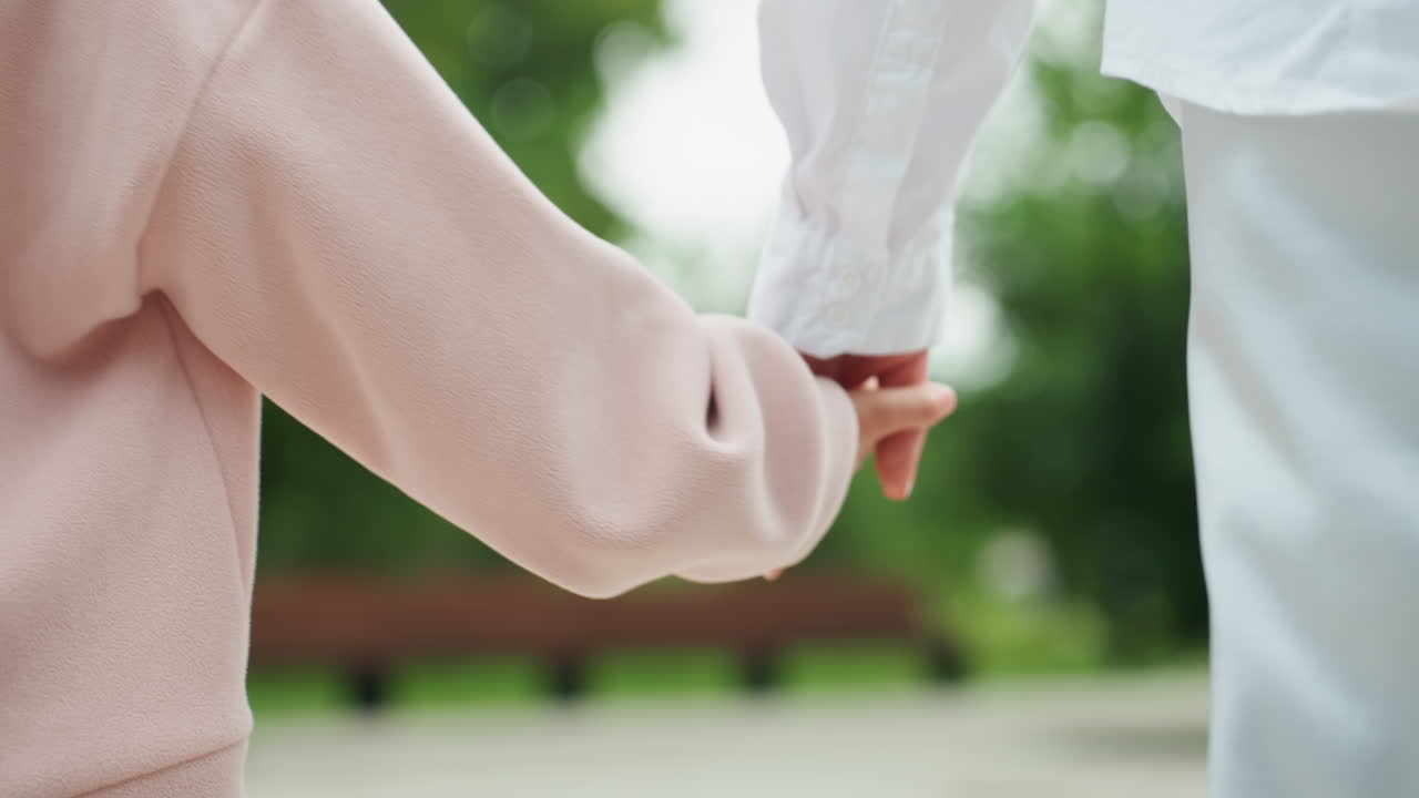 母と娘が愛情を込めて別れの挨拶をする。愛情あふれる抱擁を交わす母娘の優しい別れ。出発時に温かい抱擁を分かち合う、母娘の愛情深い別れの情景。