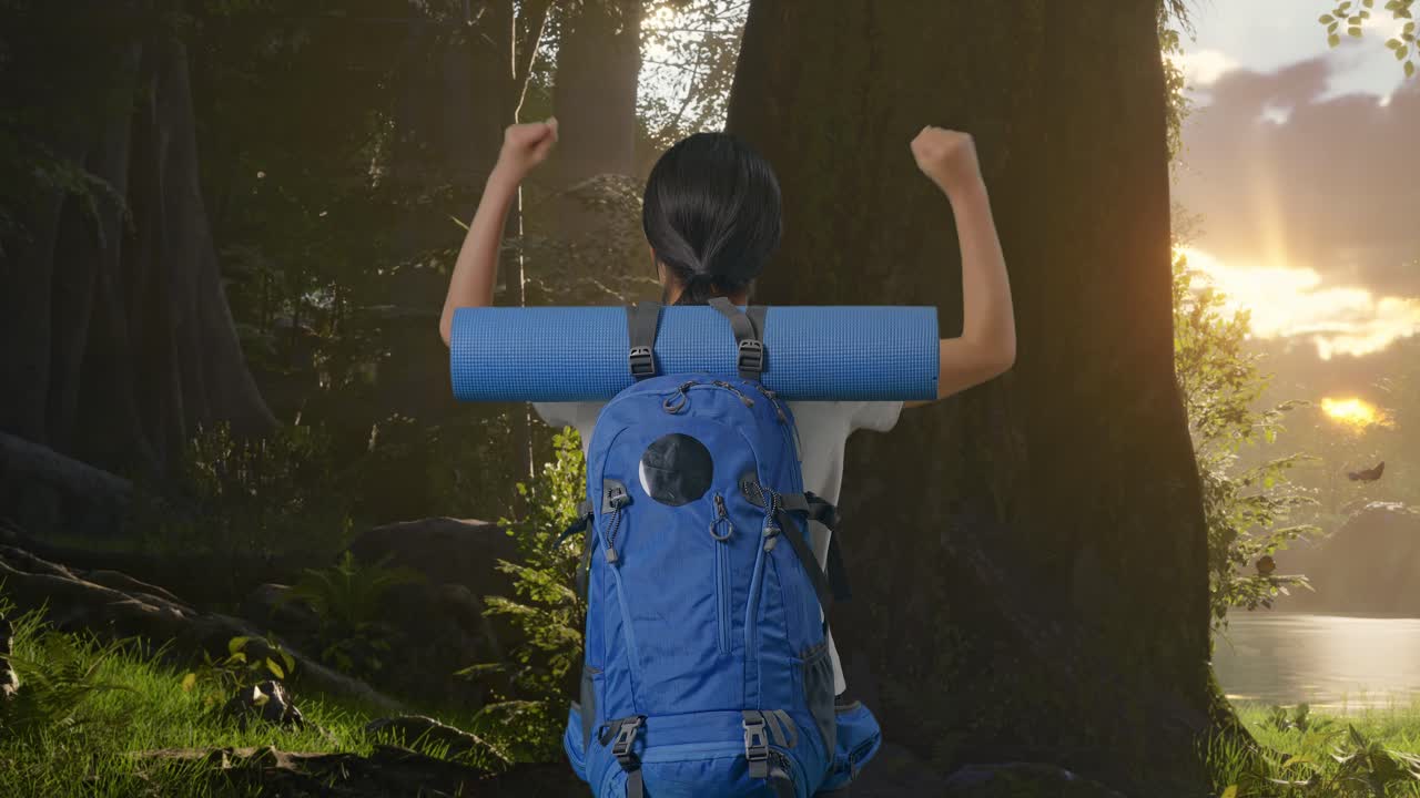 해가 뜨면 숲에서 산책하는 행복한 여자