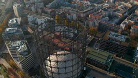 Viejo-Gasómetro-Abandonado-En-Berlín,-Alemania-Desde-La-Perspectiva-Aérea