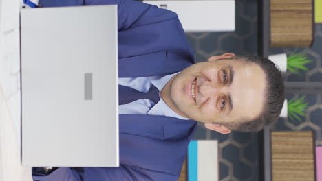 vídeo vertical de un hombre de negocios feliz.