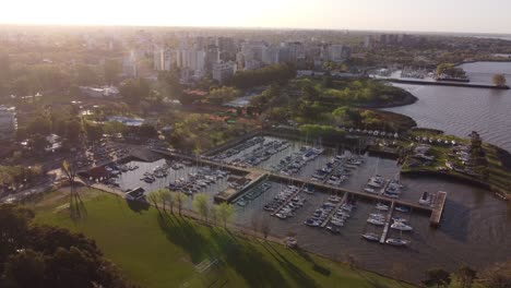 Club-Náutico-Olivos-En-El-Puerto-De-Buenos-Aires-Con-Horizonte-Y-Paisaje-Urbano-Al-Atardecer-En-Segundo-Plano