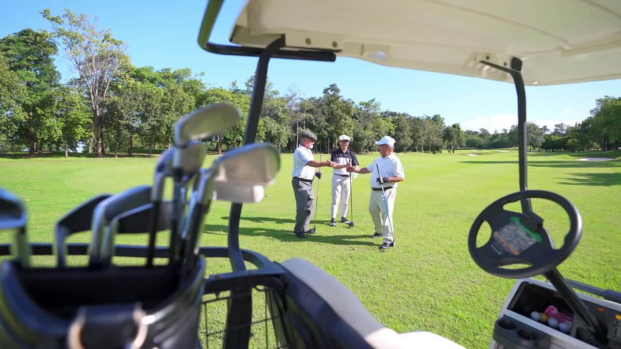 4k 그룹의 아시아 사업가들이 골프 코스에서 비즈니스 프로젝트와 게임을 끝낸 후 손을 흔들고 있습니다.