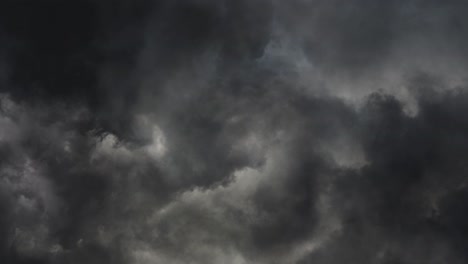 Vista-De-Las-Nubes-De-La-Noche-De-Tormenta