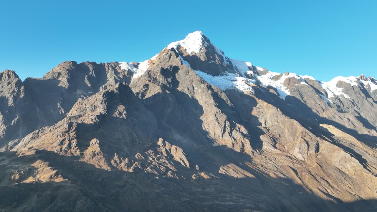 vista voladora de las montañas, la verónica cubierta de nieve, el valle sagrado, cusco