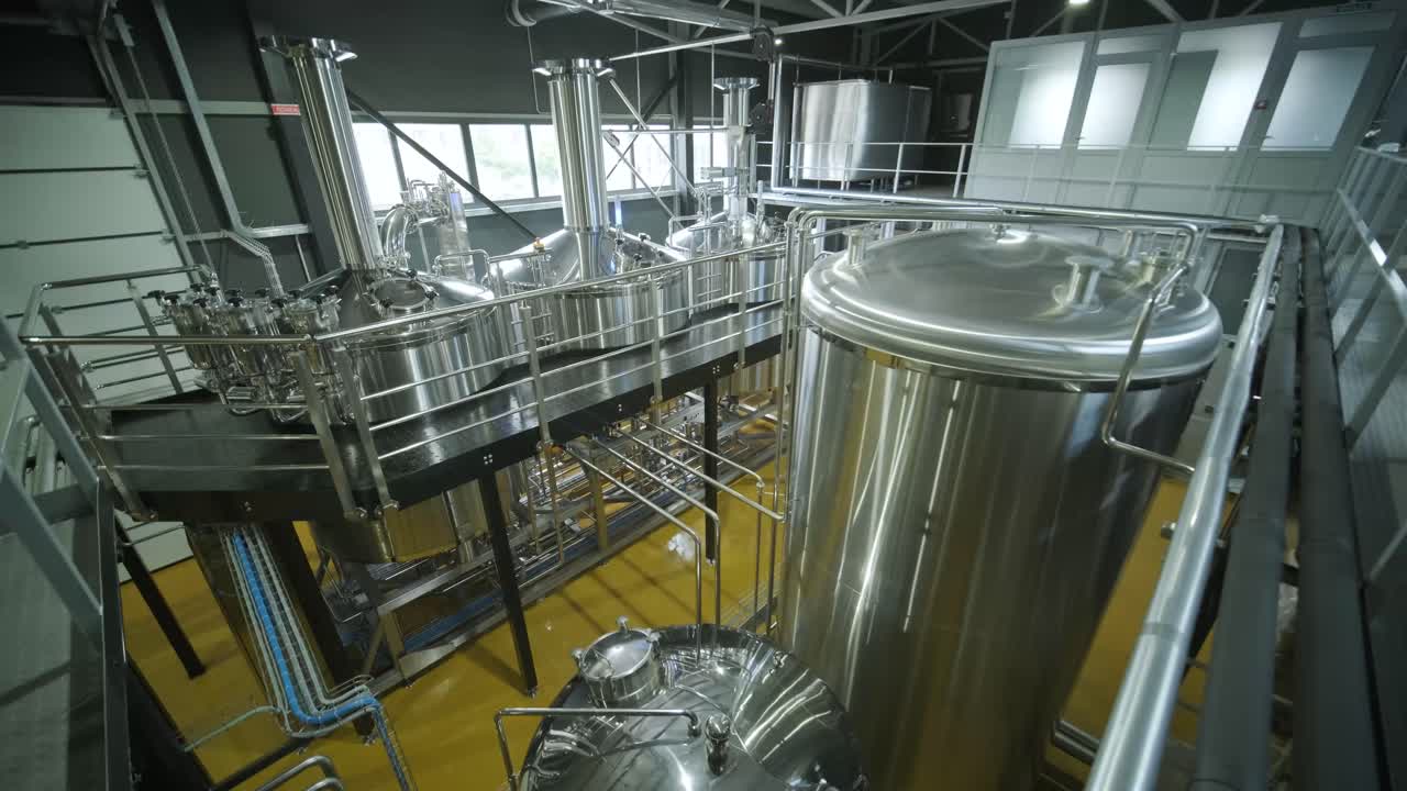 Pabrik bir kerajinan modern. Produksi bir kerajinan. Peralatan modern di pabrik bir, tangki logam, produksi minuman beralkohol