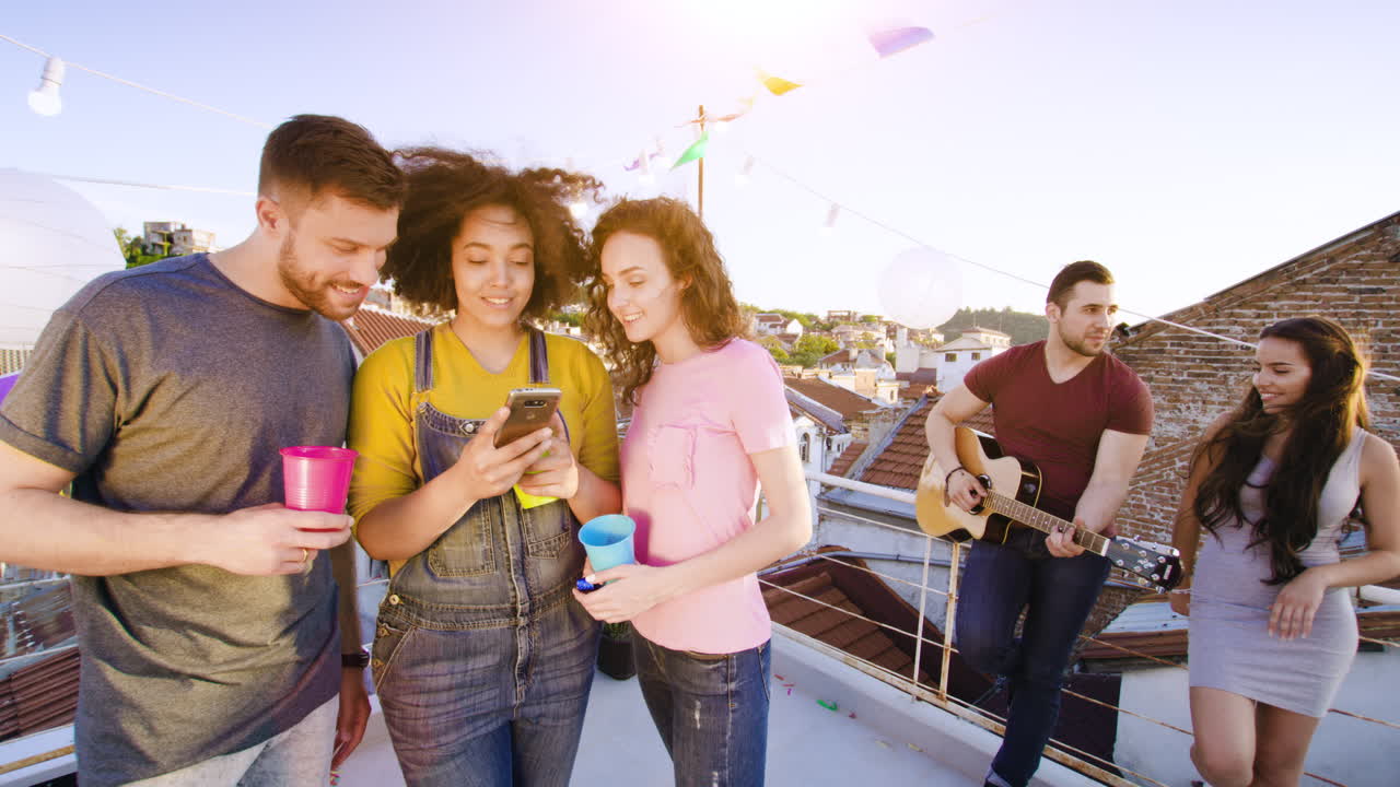 fiesta en la azotea amigos disfrutando de la música