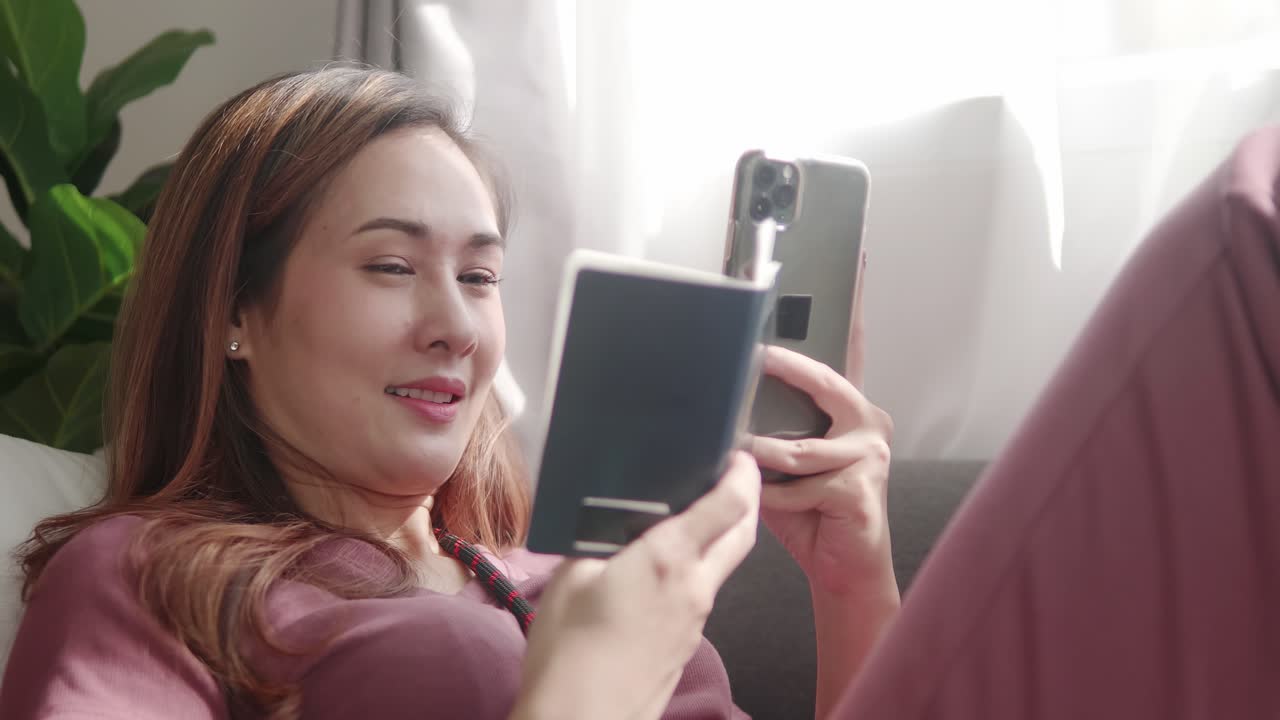 mujer reservando un vuelo en línea con su pasaporte y tarjeta de crédito antes de viajar