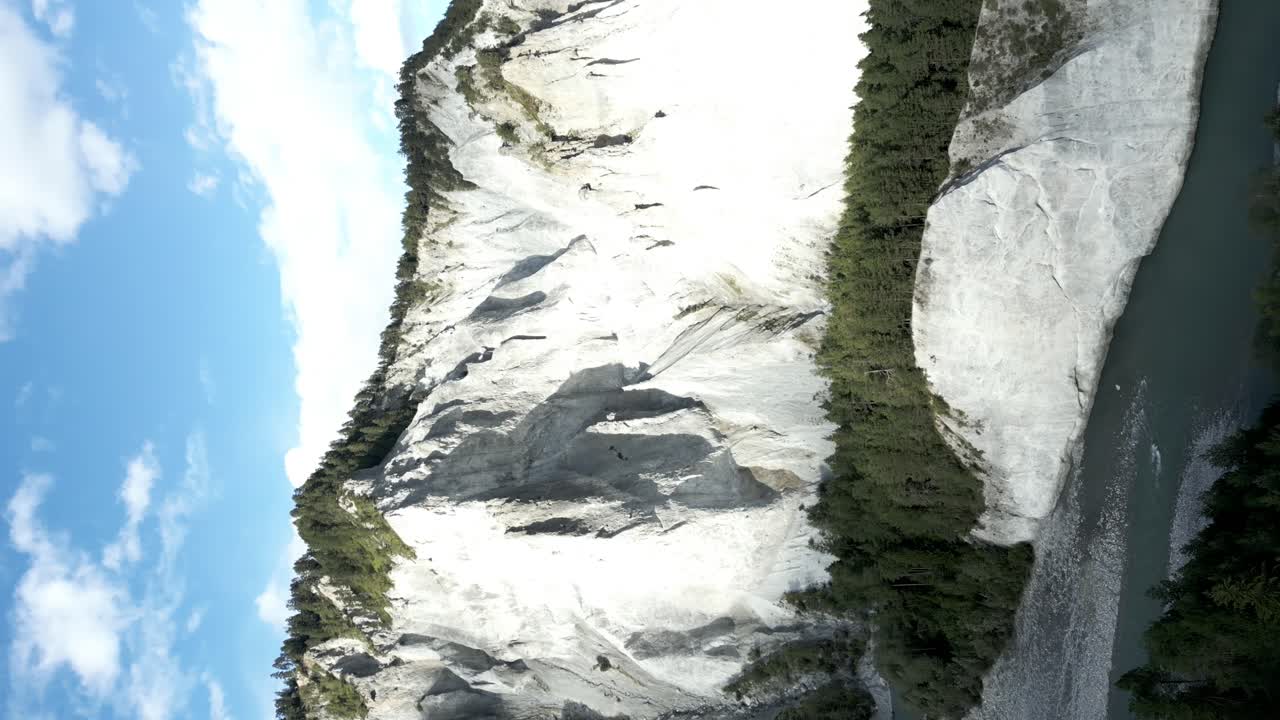 ruinaulta의 절벽의 공중 뷰와 vorderrhein 강을 향한 돌리