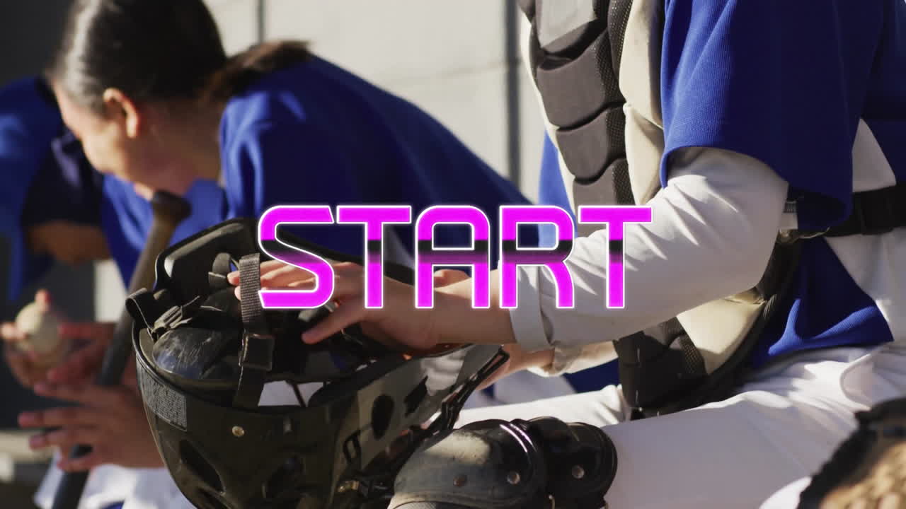 Giocatori di baseball che si preparano per la partita con testo animato "START" in grassetto rosa nelle vicinanze