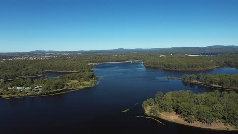 Disparo-De-Drones-Sobre-El-Lago-Kurwongbah-En-Brisbane,-Queensland,-Australia