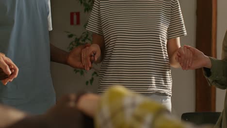 personas tomadas de la mano en un círculo