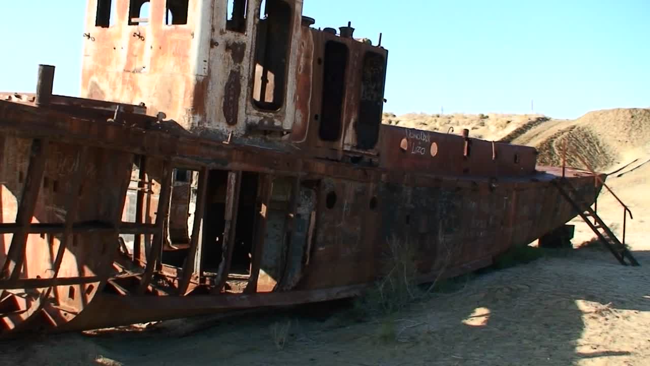 낡은 버려진 배는 카자흐스탄이나 우즈베키스탄의 아랄 해라는 생태 재앙을 의미합니다 3