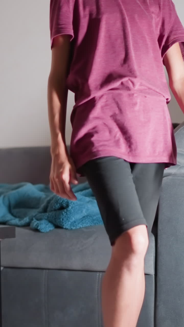 sorella premurosa copre il fratello addormentato con una coperta, si allontana, farmaci sul tavolo, assistenza premurosa, cura dei fratelli, preoccupazione per la salute, supporto familiare, guarigione