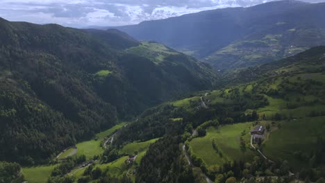 impresionante vista aérea de val gardena, que muestra valles verdes, colinas onduladas y granjas dispersas ubicadas en las dolomitas, italia